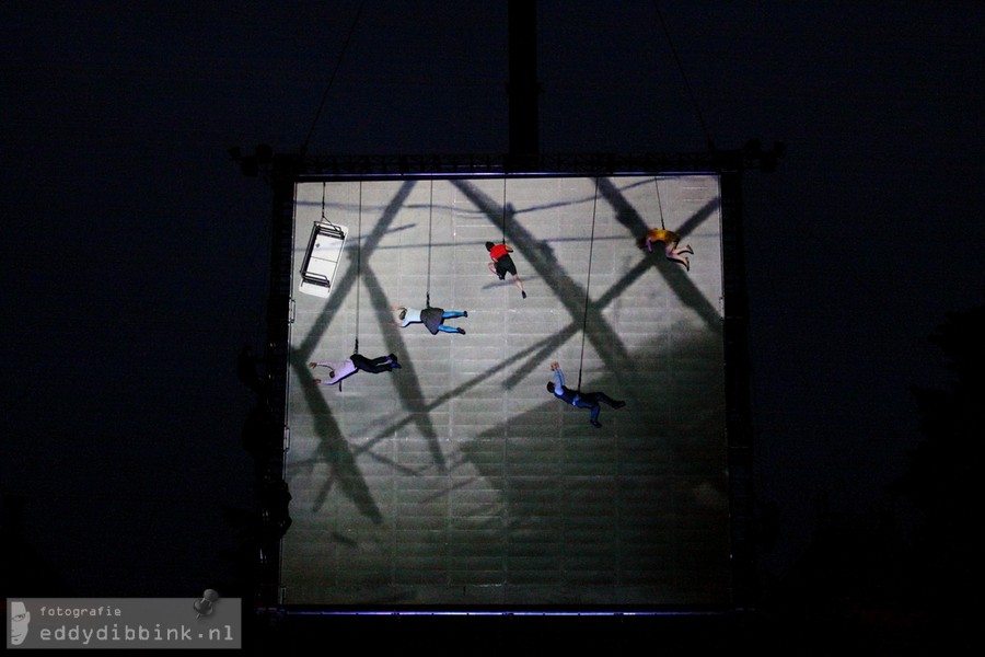 2013-07-04 Wired Aerial Theatre - As The World Tipped (Deventer Op Stelten) 010